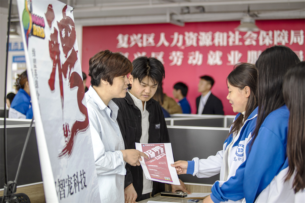 求职者在了解招聘信息。聂长青摄