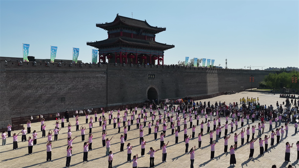 群众在大名古城端智门前参与万人共舞活动。习守政摄
