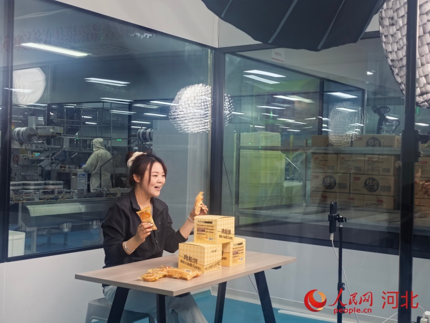 邱縣一品一播基地工作人員正在直播。人民網記者 朱延生攝