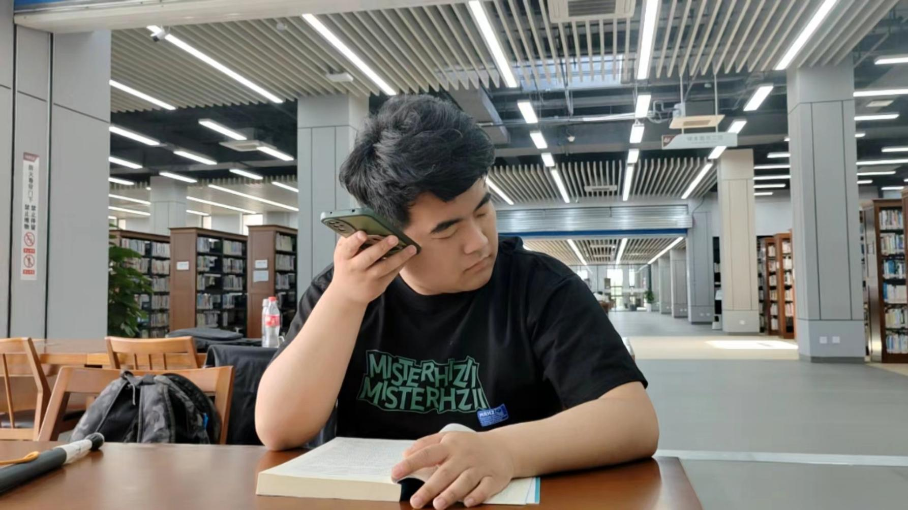 祖健亮在图书馆使用读屏软件学习。燕山大学供图