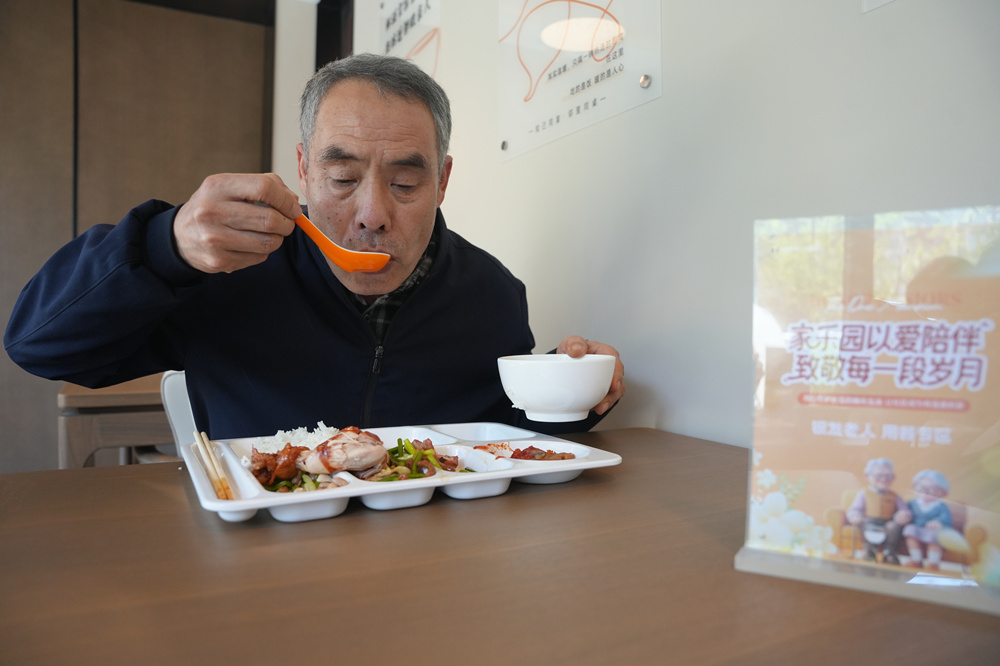 4月30日，河北省隆尧县天一府便民敬老食堂，老人正在就餐。张冬茹摄