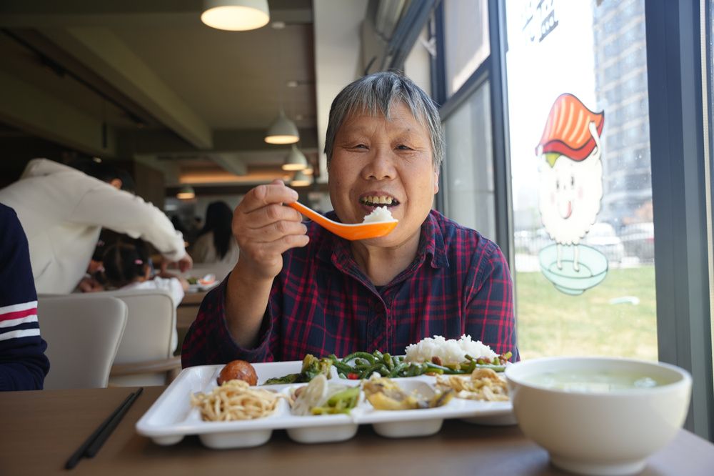 4月30日，河北省隆尧县天一府便民敬老食堂，老人正在就餐。张冬茹摄