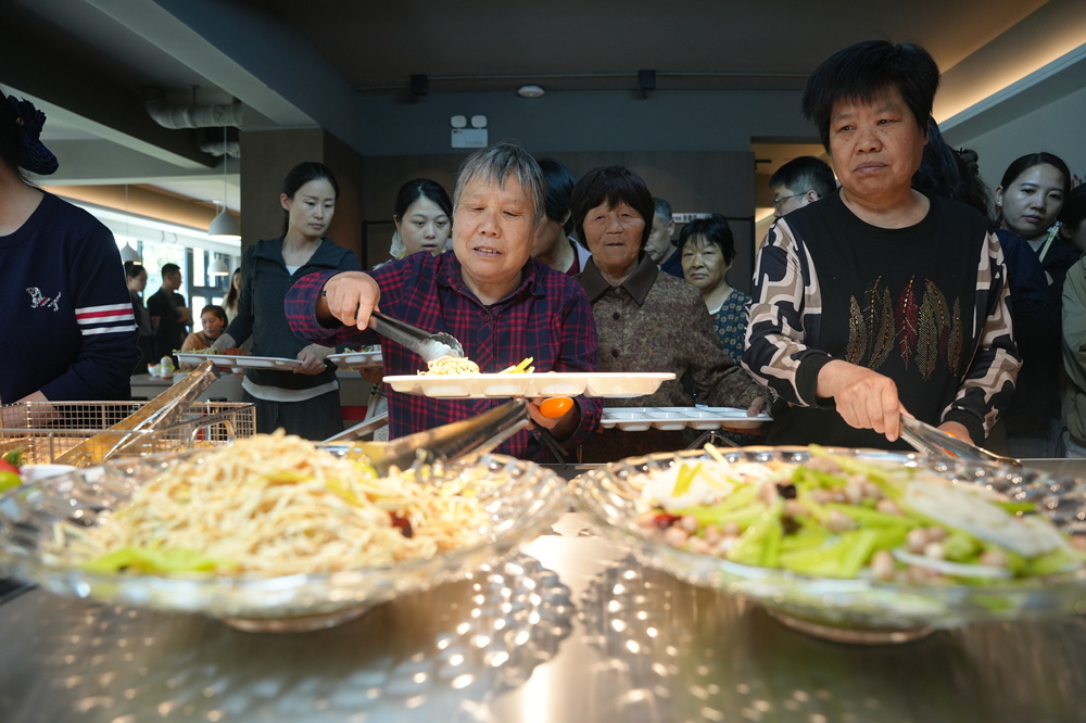 4月30日，河北省隆尧县天一府便民敬老食堂，老人们正在取餐。张冬茹摄