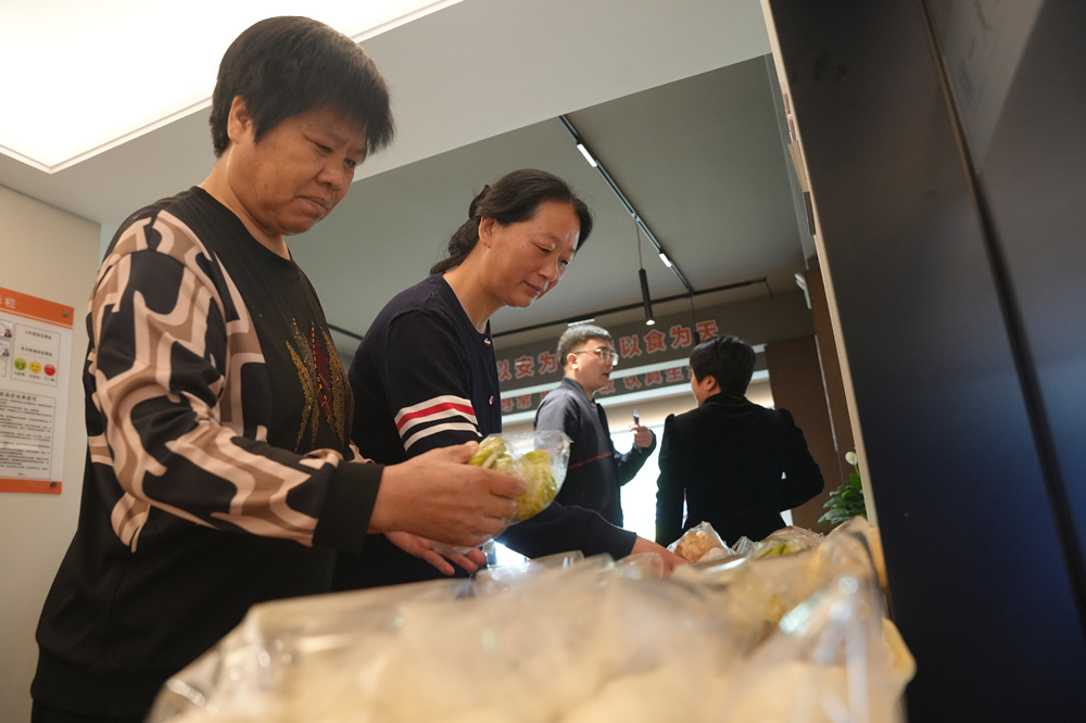 4月30日，河北省隆尧县天一府便民敬老食堂，老人们正在挑选新鲜蔬菜。张冬茹摄