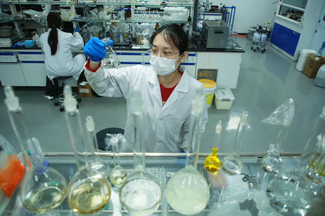 在沧州市天津工业大学研究院，来自天津工业大学的硕士研究生正在实验室内对吸附金属离子进行观察。殷实摄