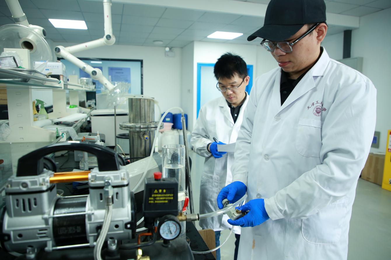 科研人员正在做实验。殷实摄