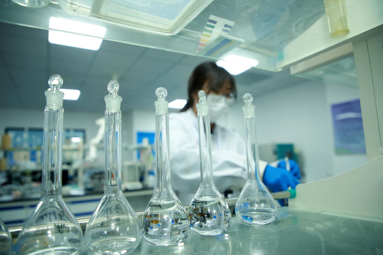 实验室内，来自天津工业大学的研究生正在有序忙碌着。殷实摄