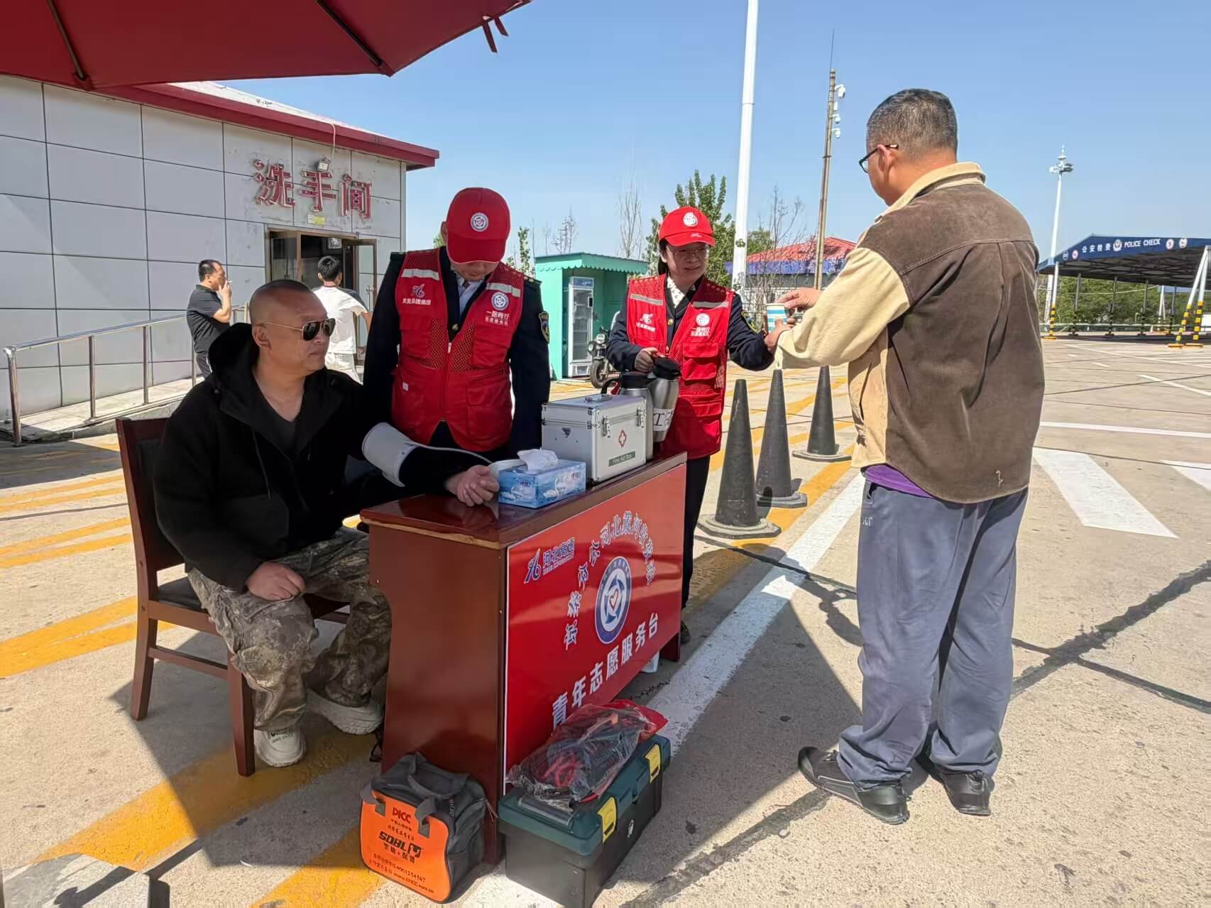 暖心志愿服务驿站内，志愿者正在为过往司乘检测血压。河北高速集团京秦分公司供图