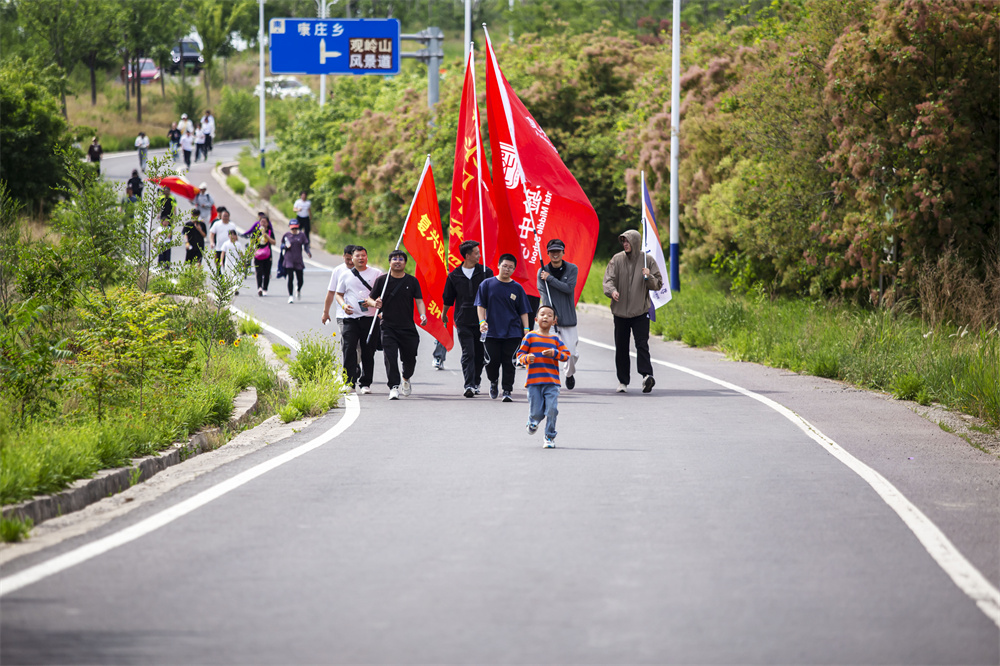 5月1日，市民群众在河北省邯郸市复兴区观岭山绿道健步走。聂长青摄