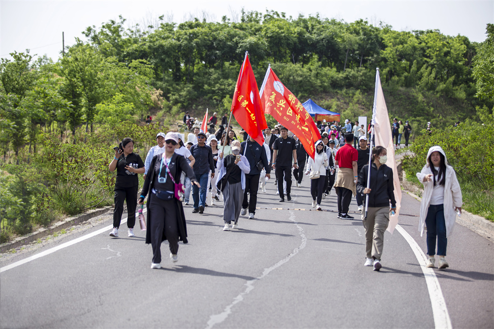 5月1日，市民群众在河北省邯郸市复兴区观岭山绿道健步走。聂长青摄