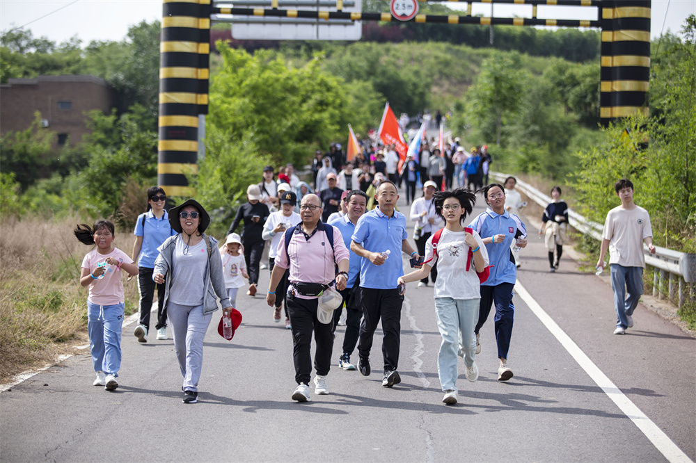 5月1日，市民群众在河北省邯郸市复兴区观岭山绿道健步走。聂长青摄