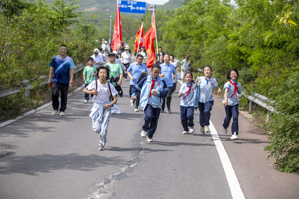 5月1日，市民群众在河北省邯郸市复兴区观岭山绿道健步走。聂长青摄