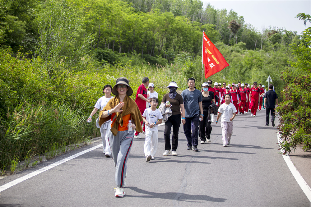 5月1日，市民群众在河北省邯郸市复兴区观岭山绿道健步走。聂长青摄