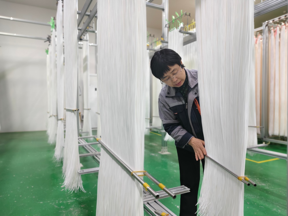 海派特膜科技（河北）有限公司假期生产不停歇。杨林林摄