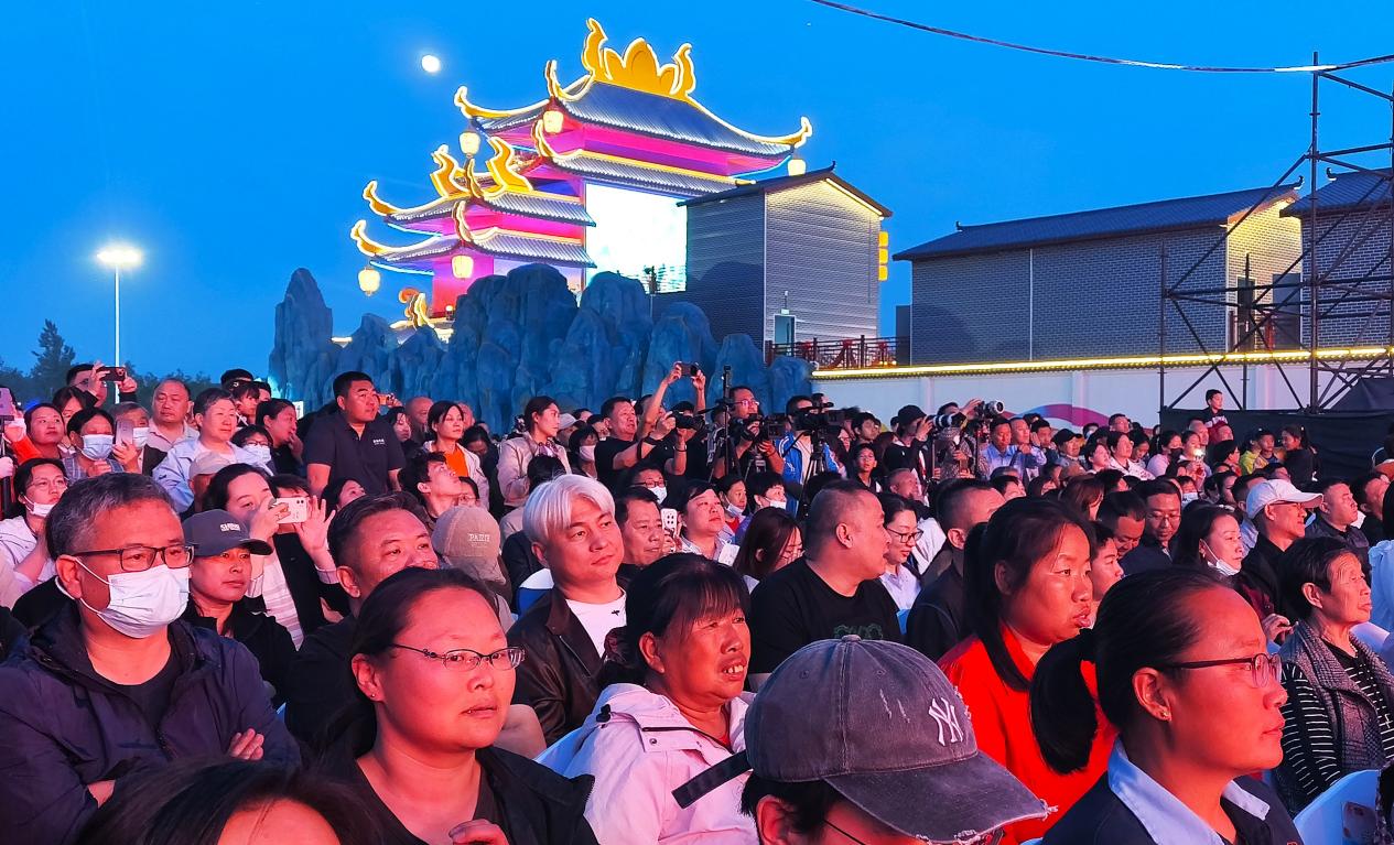 4月30日晚，游客在吴桥杂技幻乐城观看表演。傅新春摄