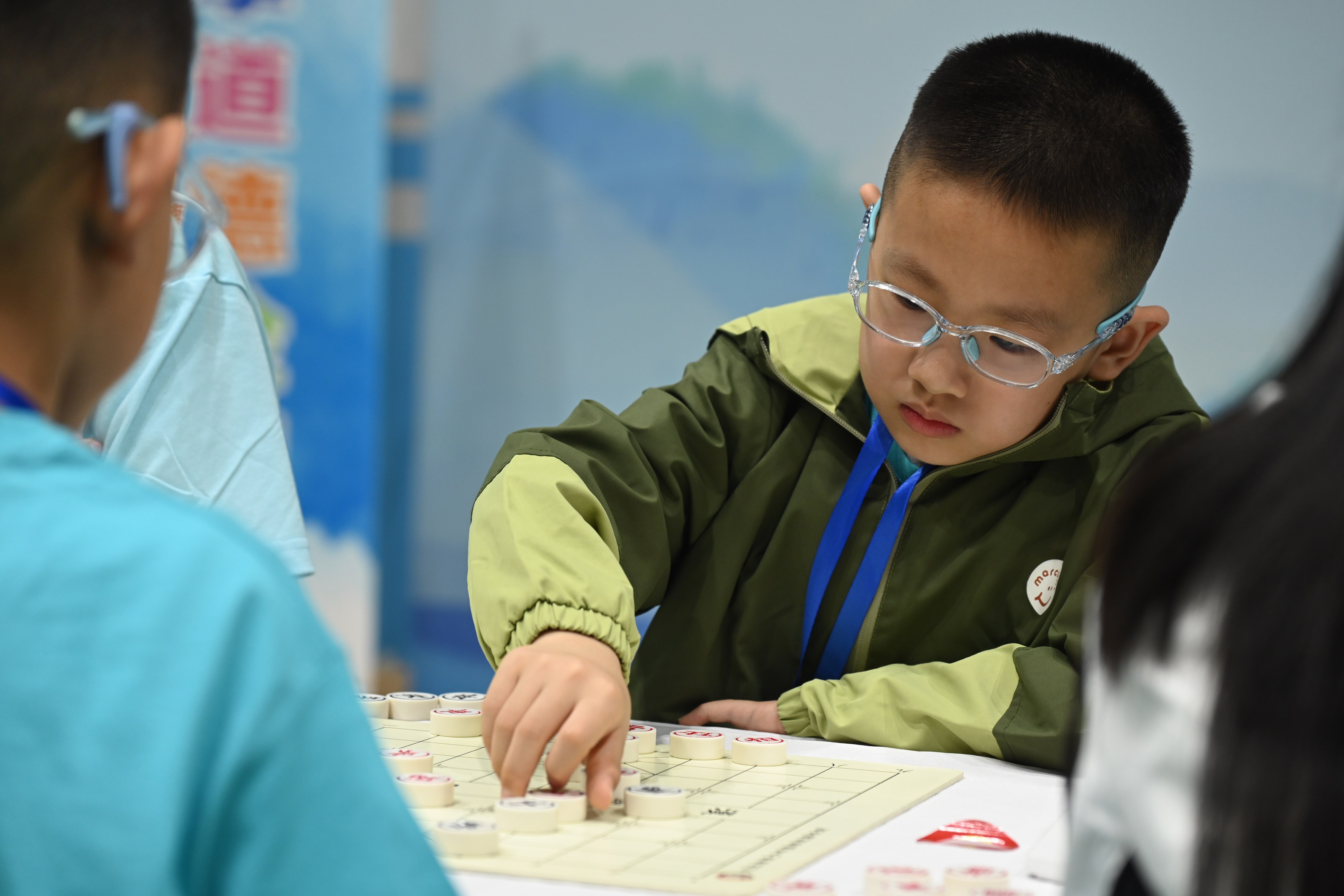 比賽現場，棋手在下棋。王喜民攝
