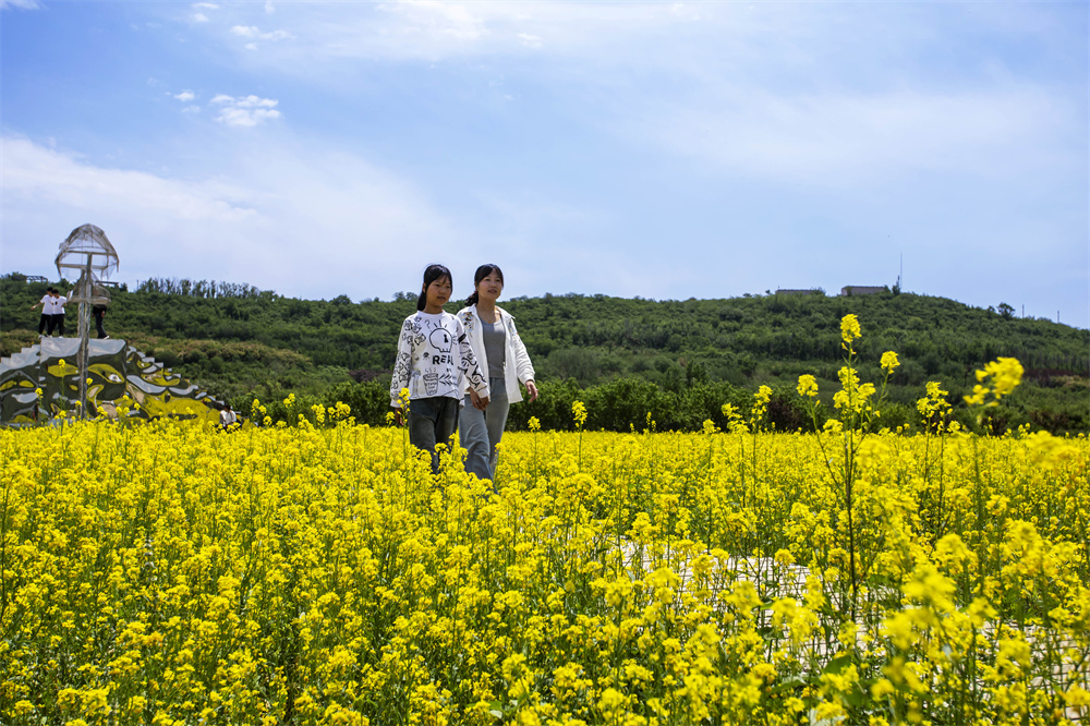 美丽如画的乡村美景吸引游客游览打卡拍照留念。聂长青摄