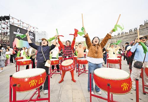 5月1日，在正定古城“子龍出征”常山戰鼓非遺技藝沉浸互動活動現場，游客體驗常山戰鼓。本報記者 史晟全攝