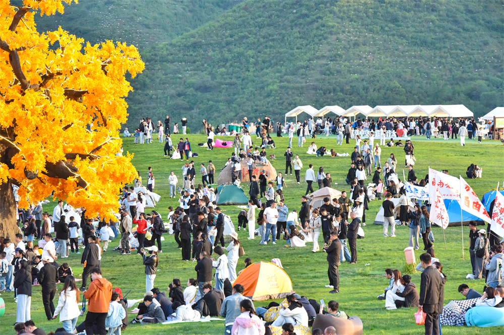 游客在涉縣太行五指山空中草原游玩打卡，體驗“雲端露營”。楊彥忠攝