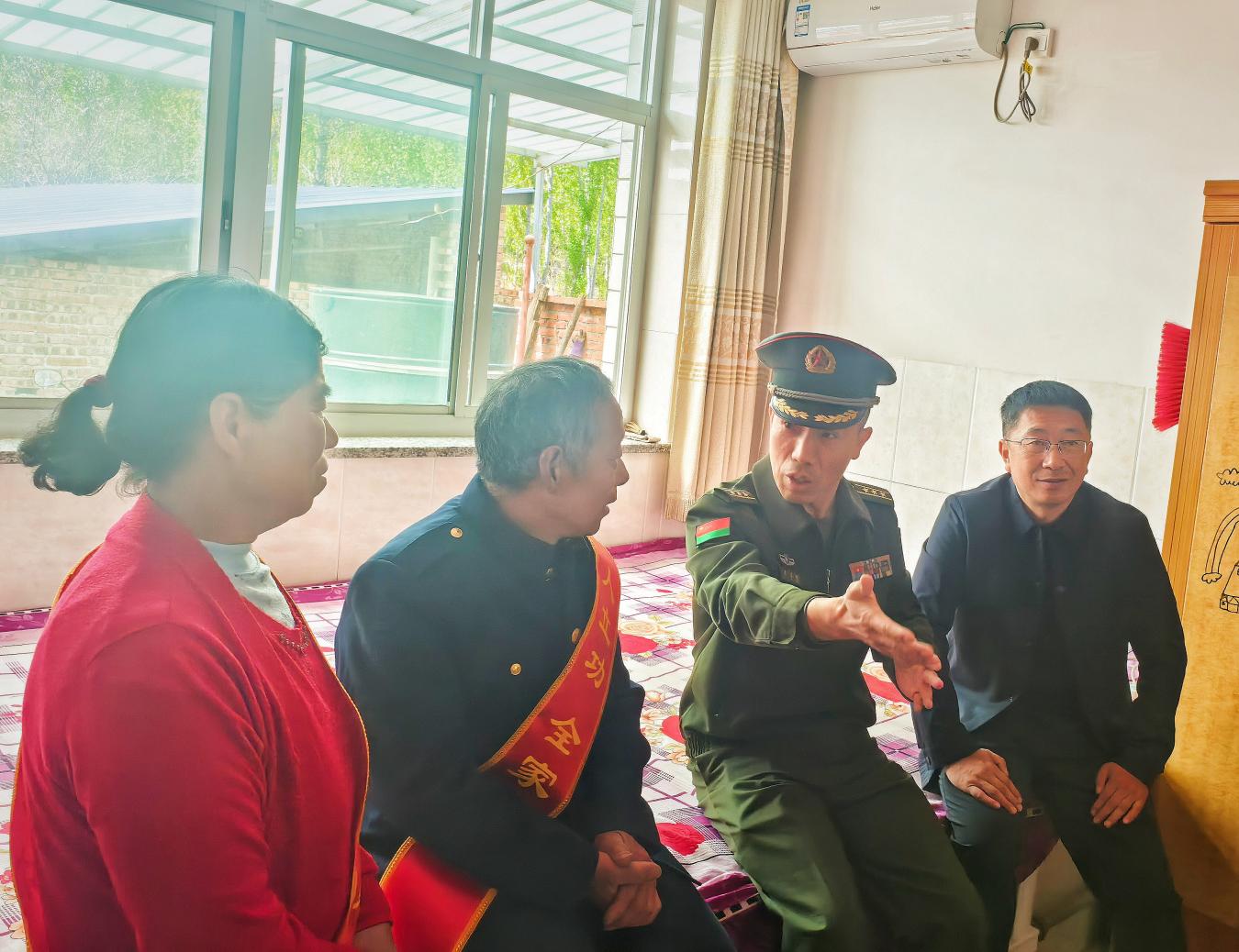 送喜报小队与杨金华家人交流。张秀山摄