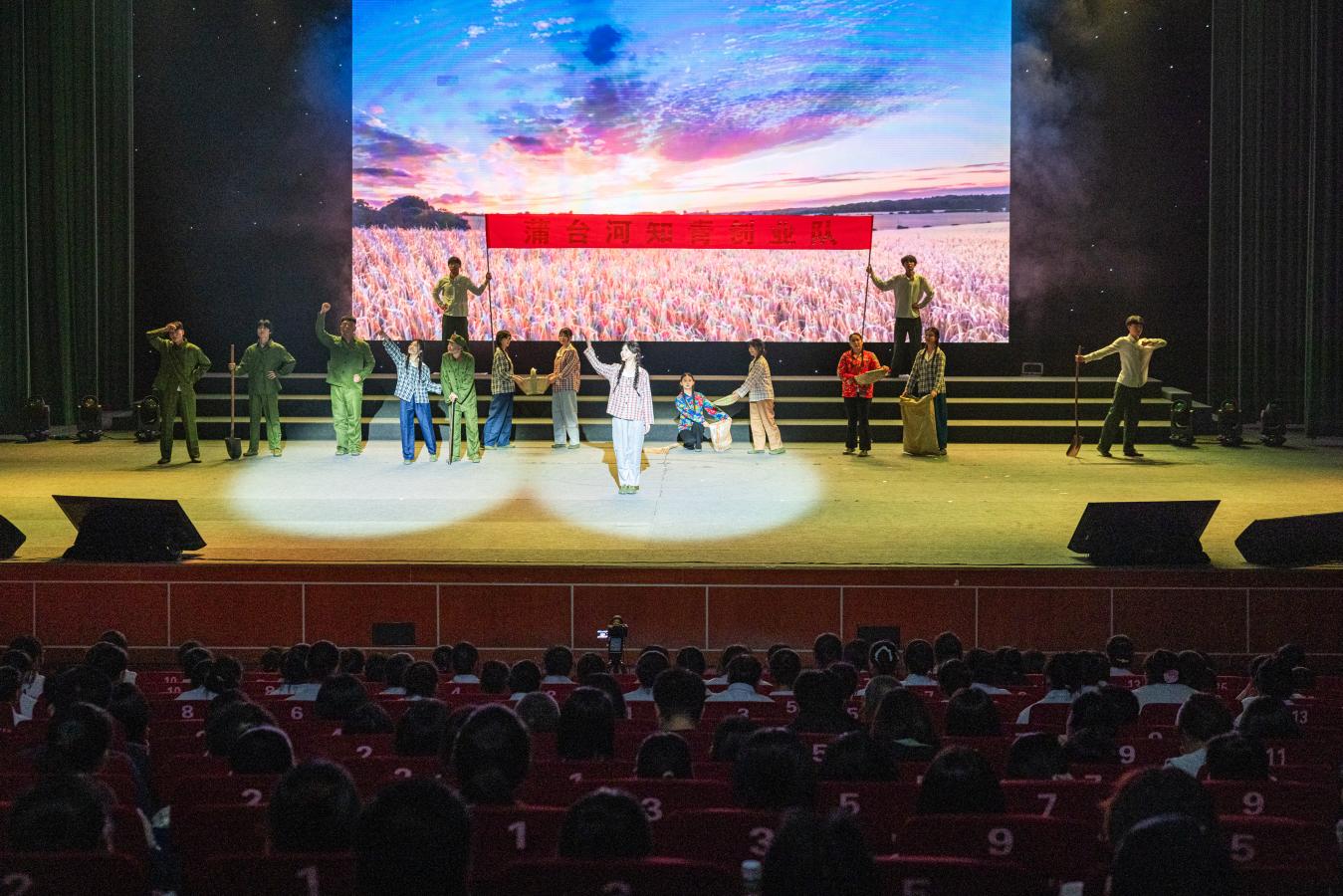 演员正在表演《扎根家乡 建功立业》篇章。李秀清摄