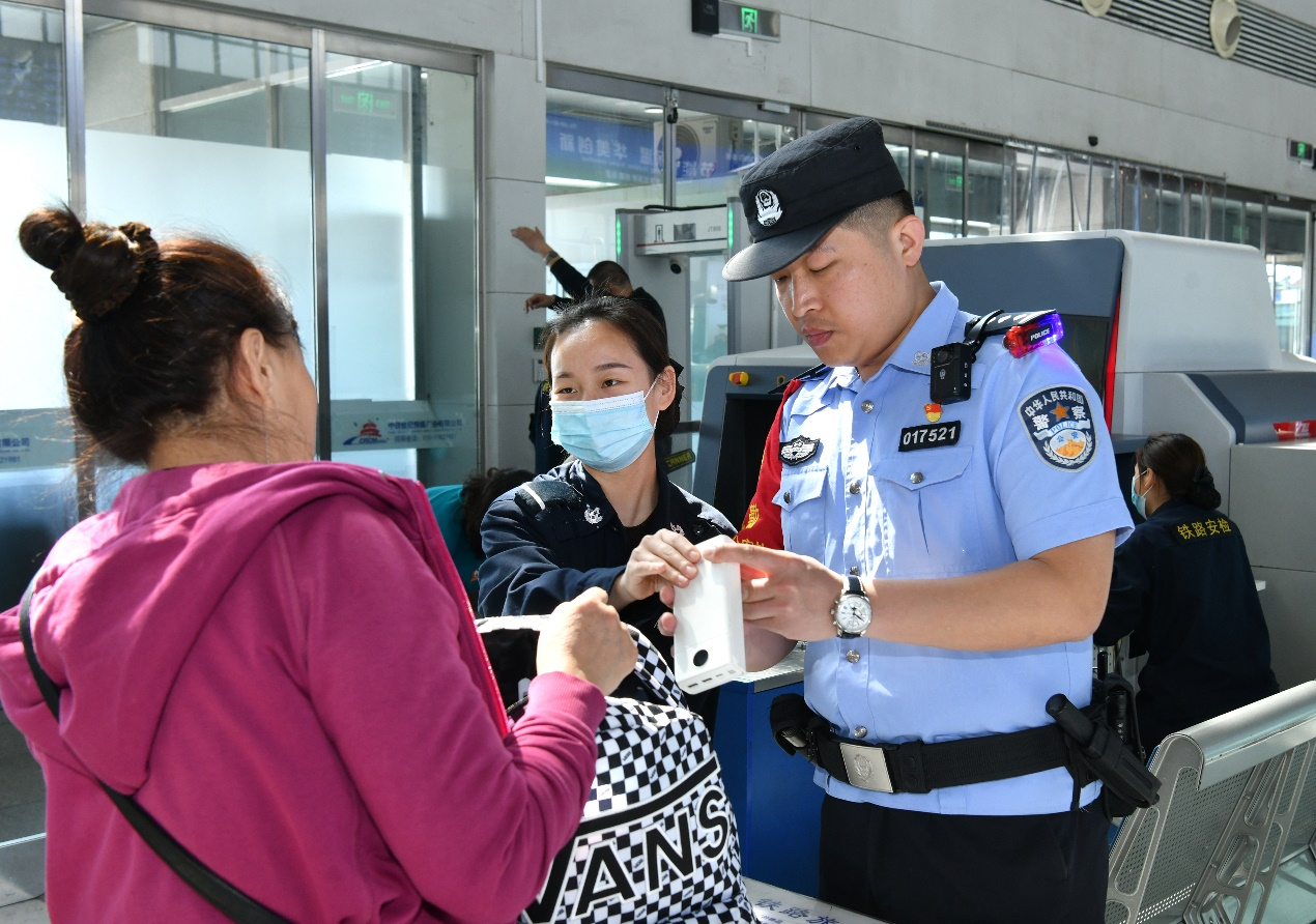 5月3日，沧州西站派出所民警对乘客行李进行安全检查。苑立伟摄