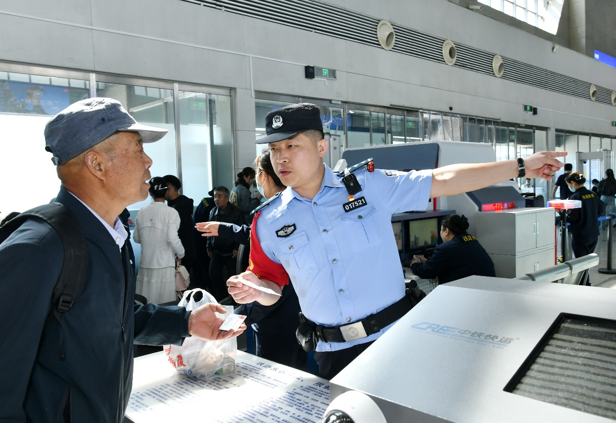 5月3日，沧州西站派出所民警指引旅客乘车。苑立伟摄