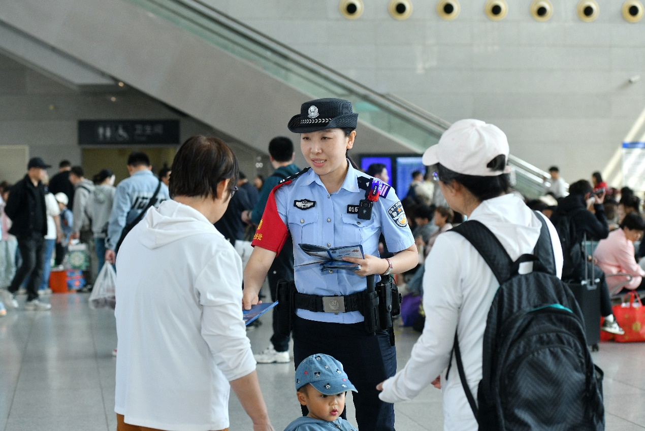 5月3日，沧州西站派出所民警为旅客讲解安全乘车知识。苑立伟摄