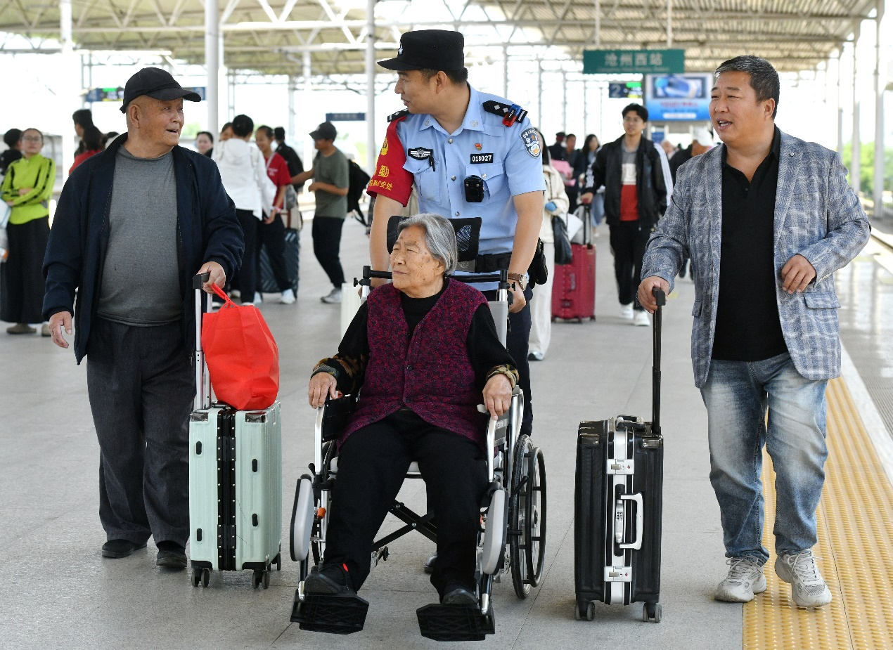 5月3日，沧州西站派出所民警帮助身体不便的旅客乘车。苑立伟摄