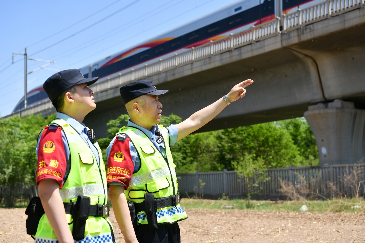 5月3日，沧州西站派出所民警在进行线路巡逻巡控。苑立伟摄