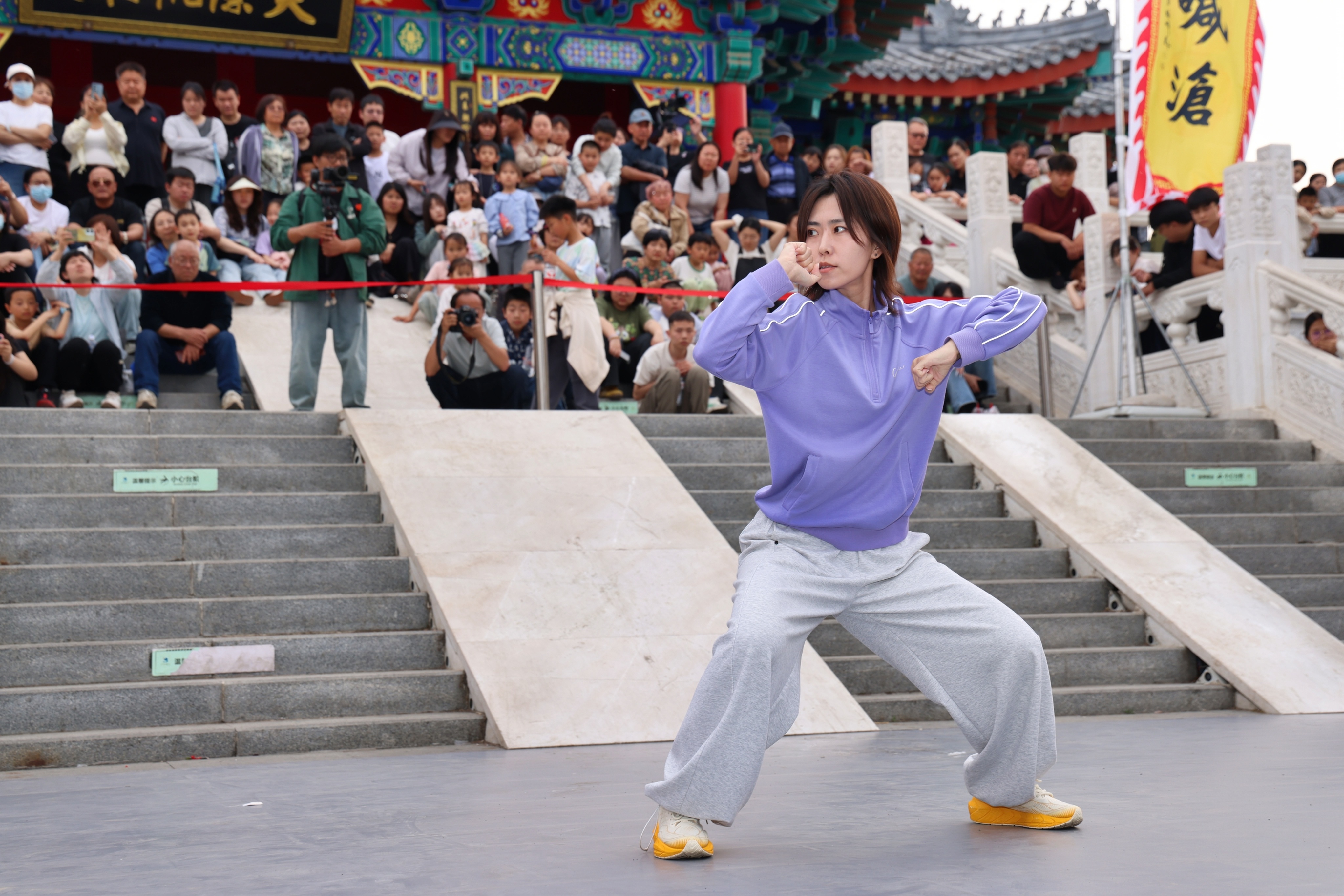青年習武者展示八極拳。楊洋攝