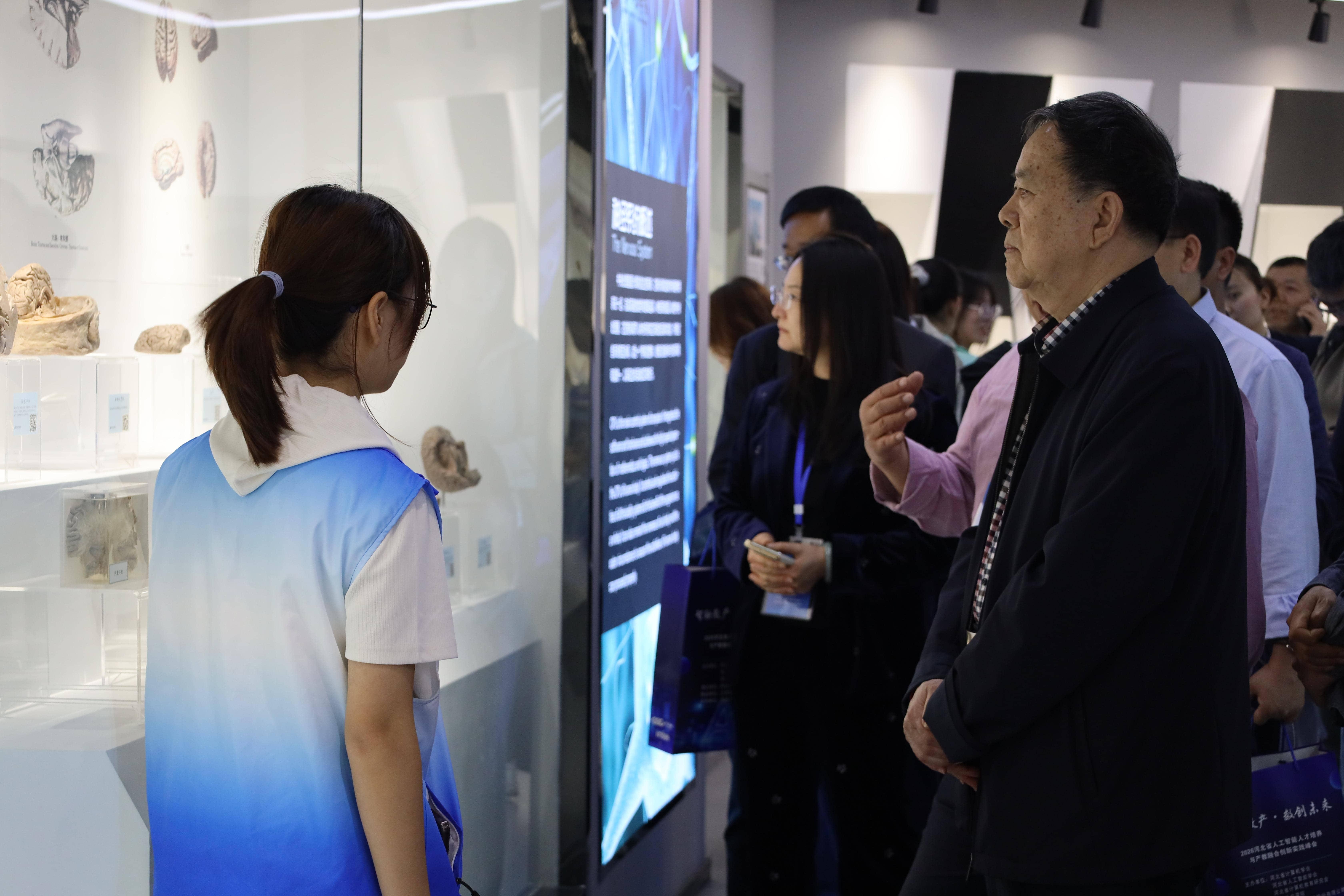 与会嘉宾参观河北北方学院生命科学馆。河北北方学院供图