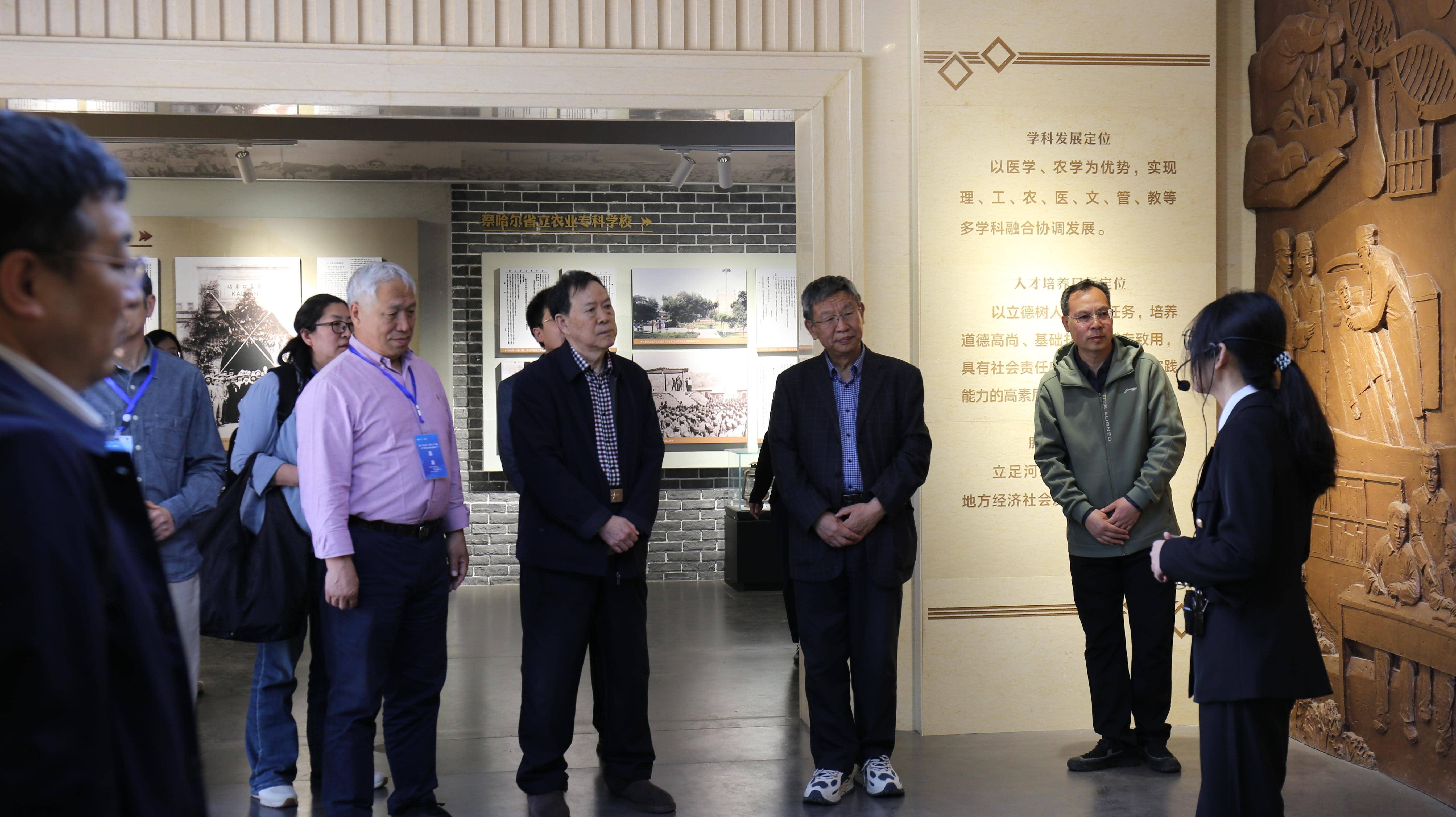 与会嘉宾参会河北北方学院校史馆。河北北方学院供图