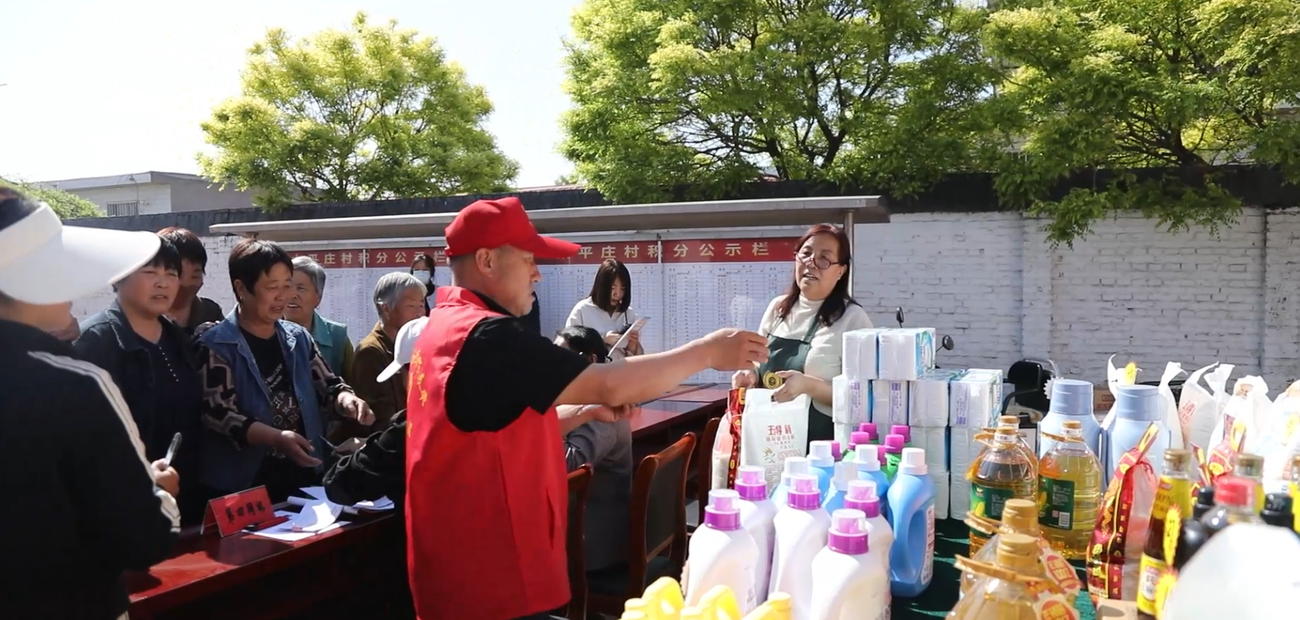 迁安市太平庄村开展积分兑换活动。赵冠军摄