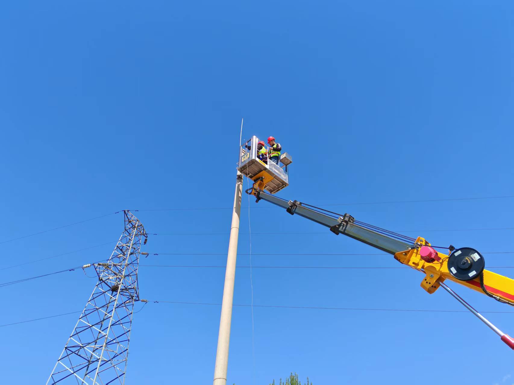京秦分公司秦皇島機電運維專班工作人員正在作業。河北高速集團京秦分公司供圖