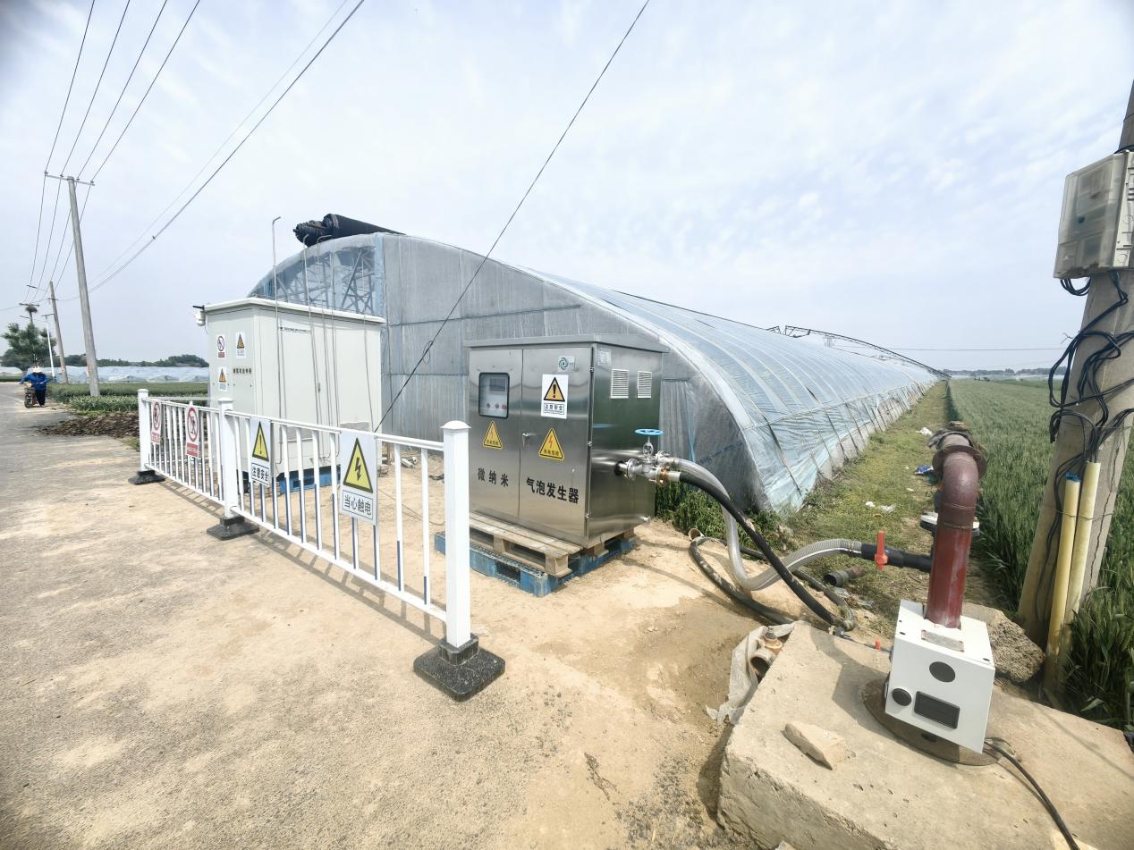 束馆镇引进的制氢溶氢水肥系统在闫庄村试点正式安装并投入使用。谷聪聪摄