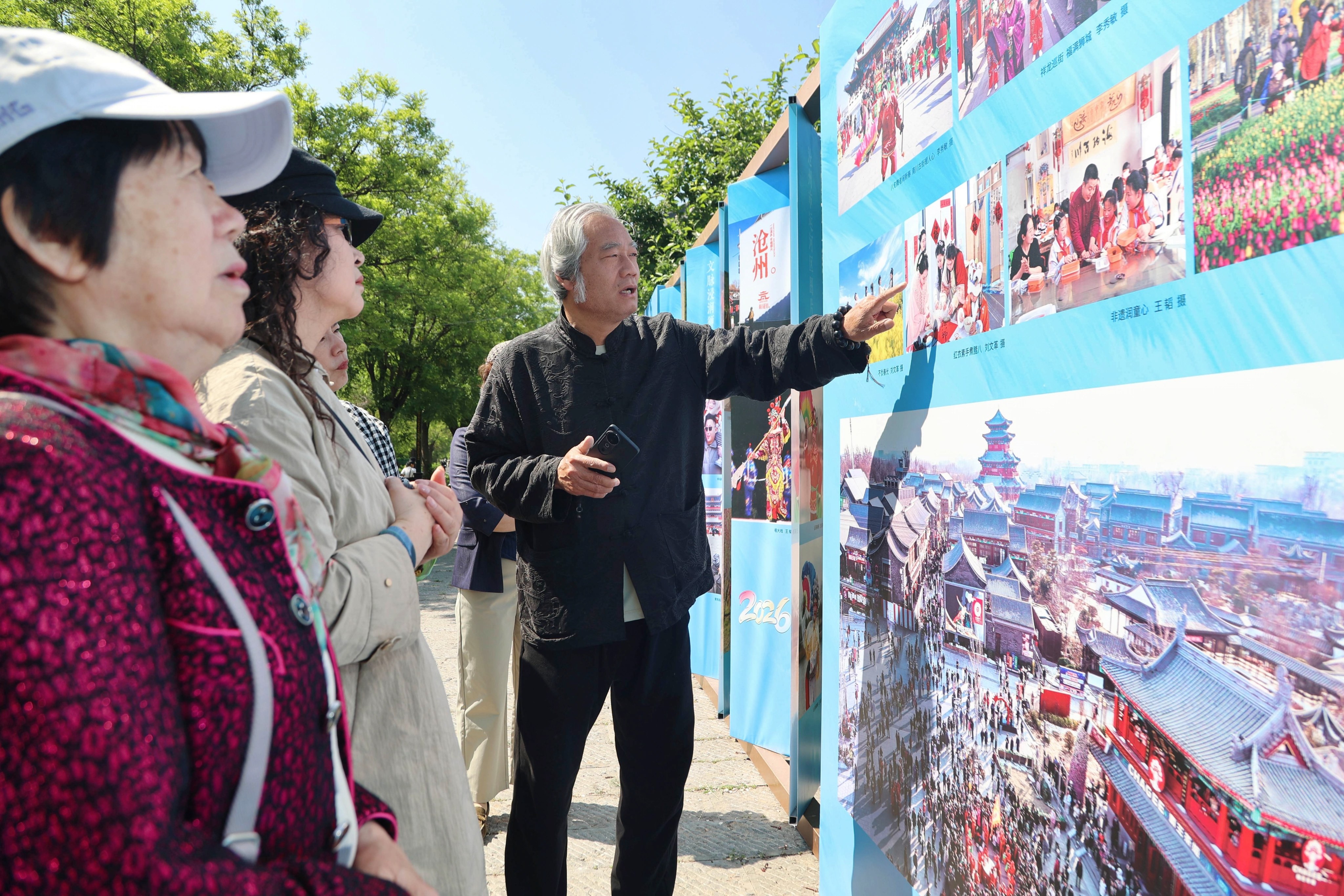 游客在“運河記憶2026”攝影展前駐足觀看。王韜攝