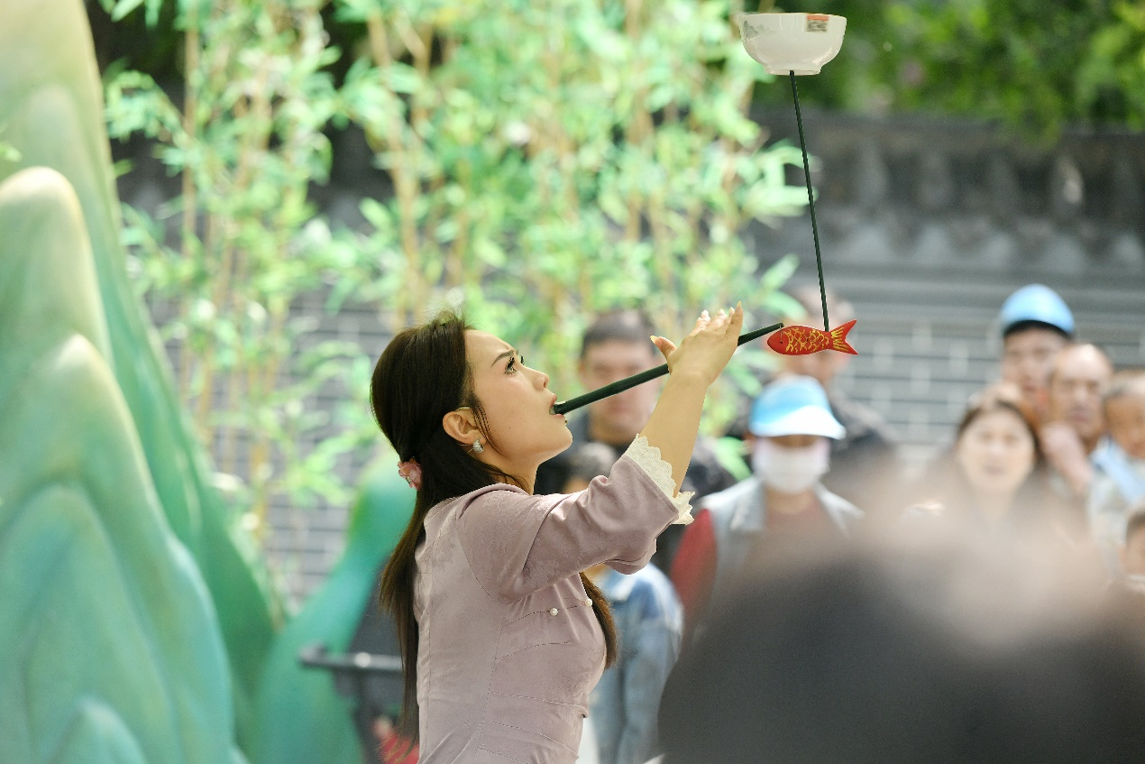 5月1日，杂技艺人在吴桥杂技大世界江湖文化城内表演。苑立伟摄