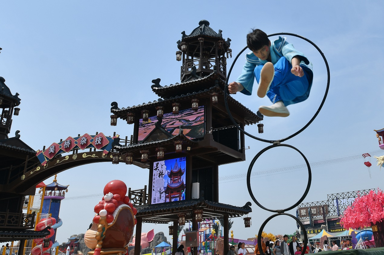 5月1日，杂技艺人在吴桥杂技幻乐城内表演。苑立伟摄