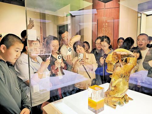 5月1日，观众在河北博物院参观镇馆之宝长信宫灯。本报记者 赵瑞雪摄