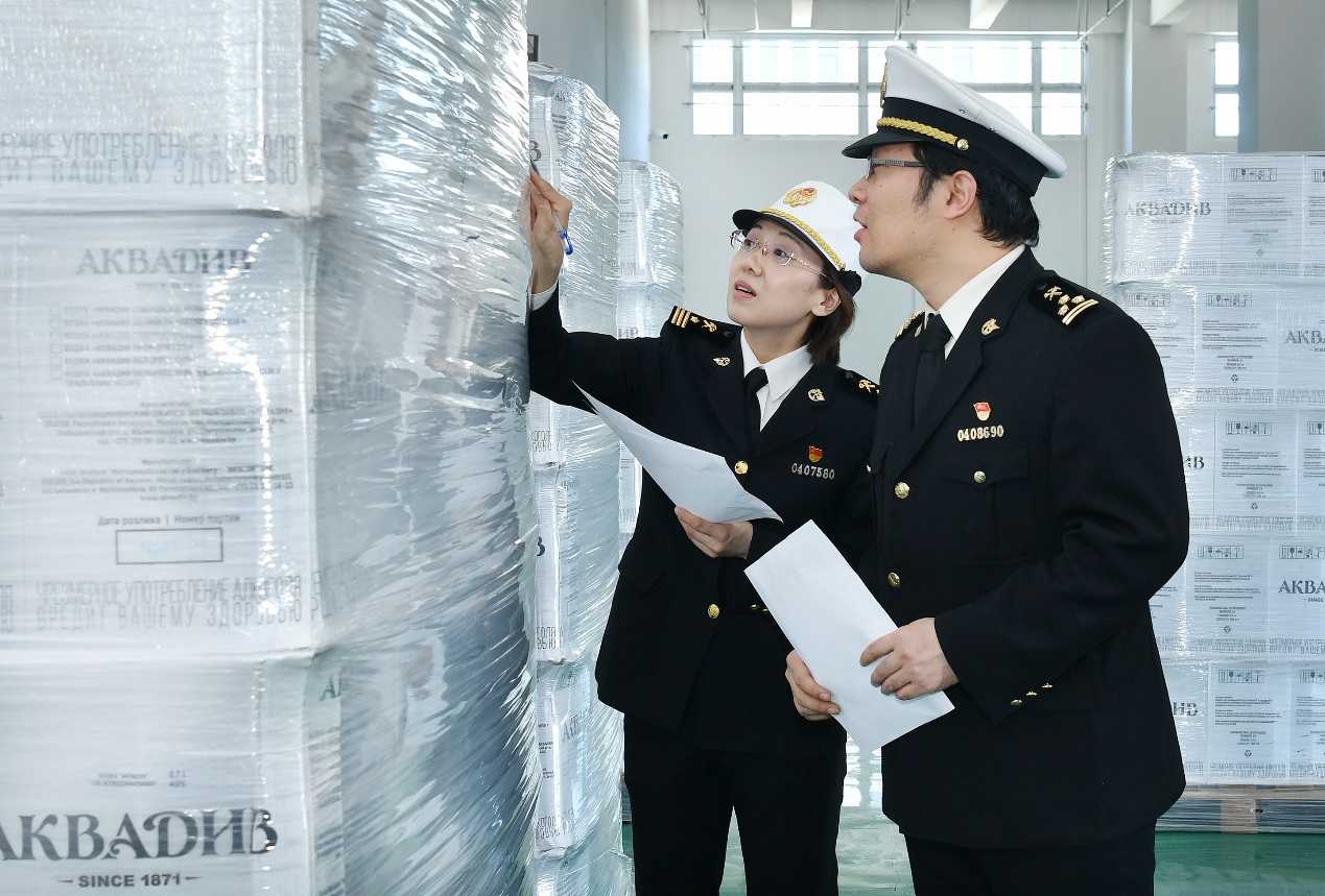 4月29日，沧州海关关员监管沧州保税物流中心（B型）首票货物入库。苑立伟摄