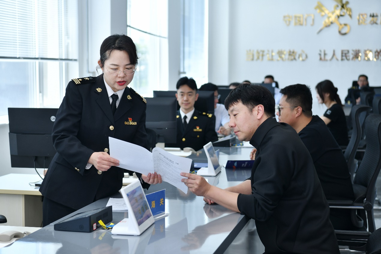 4月29日，沧州海关关员在沧州保税物流中心（B型）为企业介绍海关惠企政策。苑立伟摄