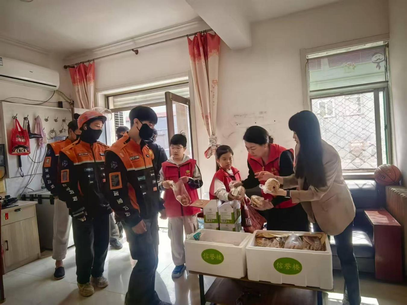 志愿者到网约配送站点送餐。孟悦摄