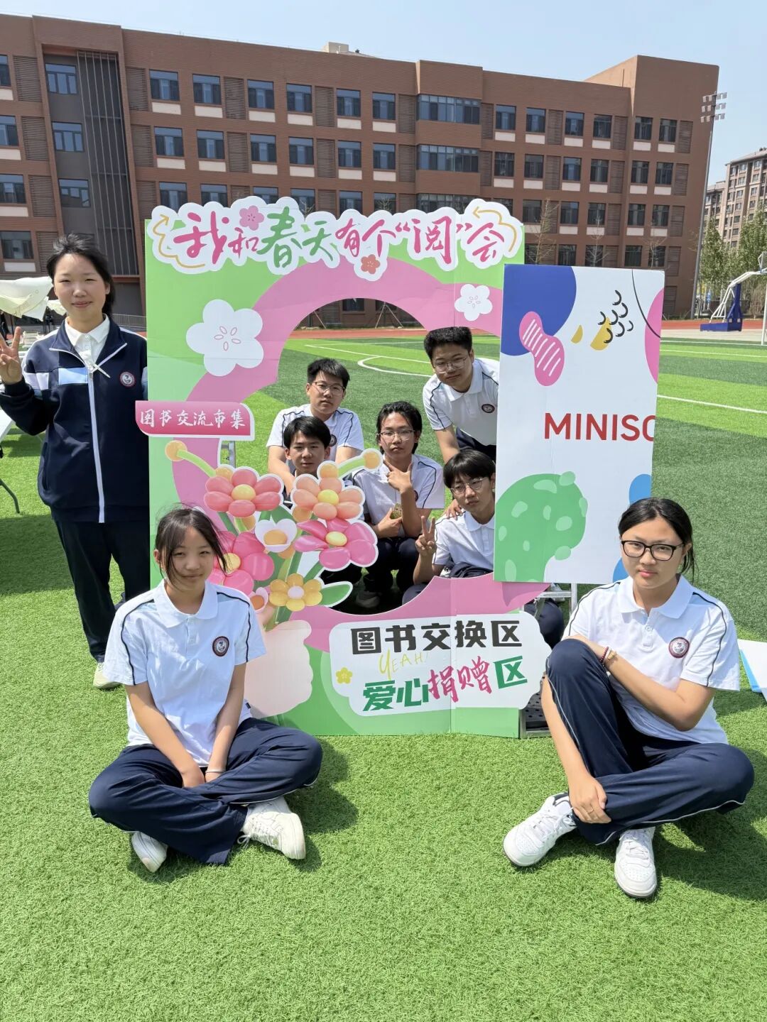 “书香润校园·共读促成长”图书交流市集德育活动现场。雄安新区教育局供图