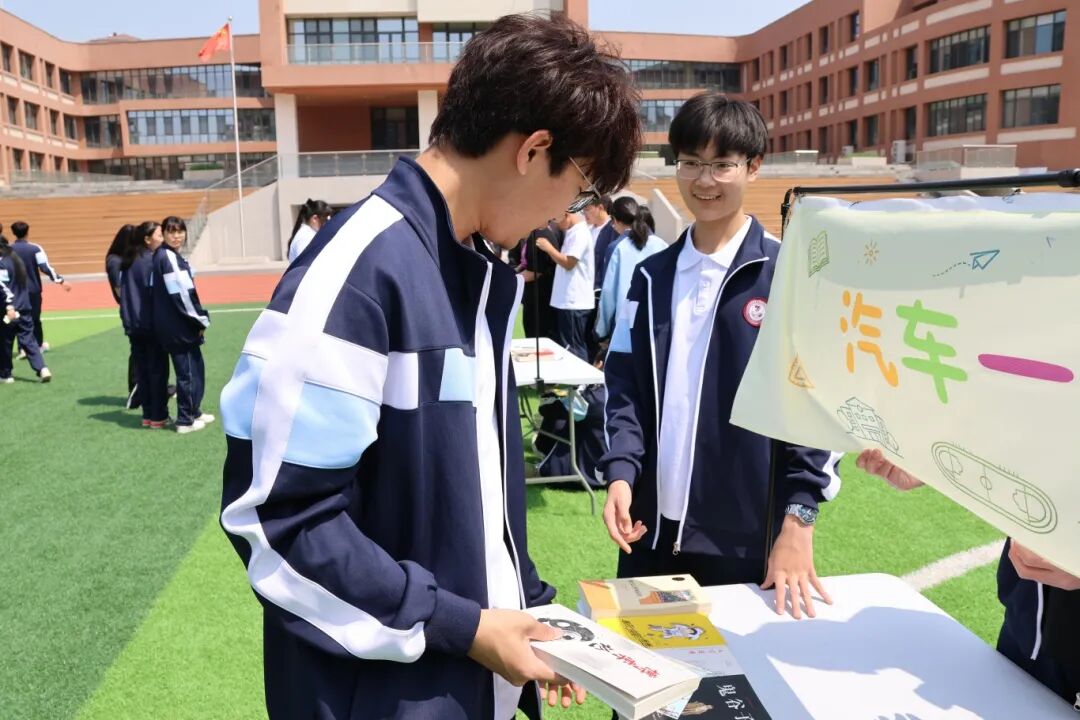“书香润校园·共读促成长”图书交流市集德育活动现场。雄安新区教育局供图