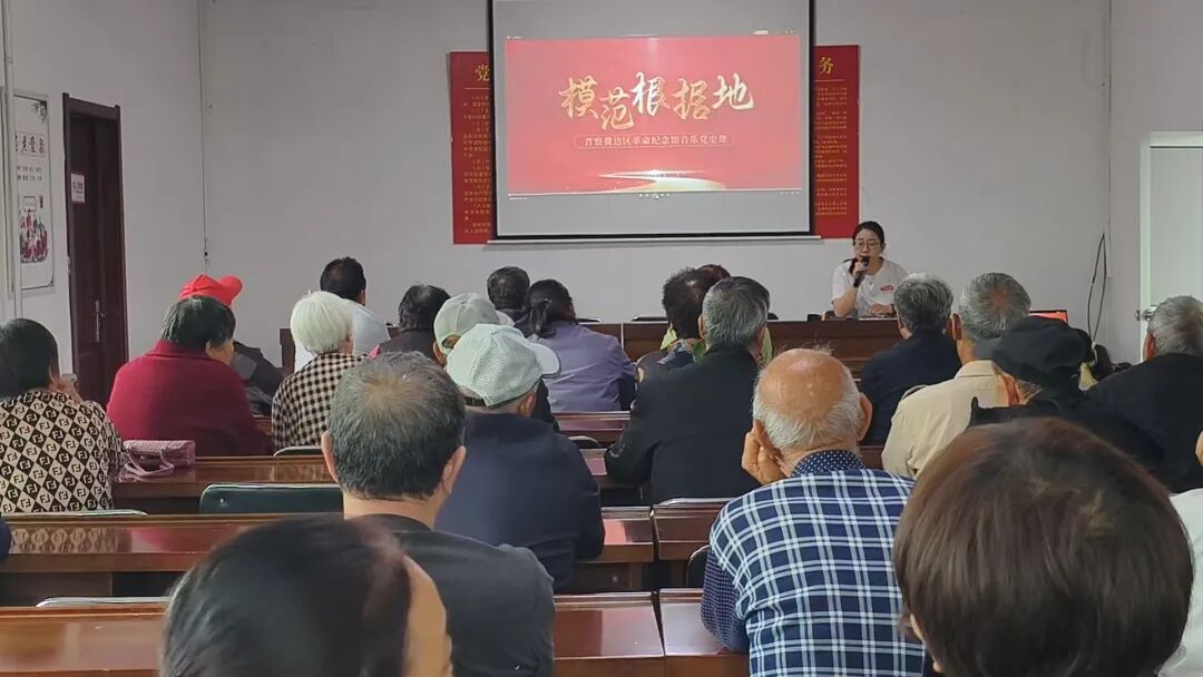 宣讲员讲述革命烈士赵云霄的生平事迹。阜平县融媒体中心供图