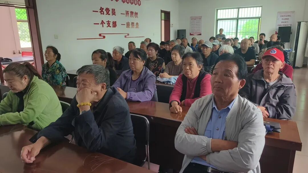 社区党员、群众专心听讲。阜平县融媒体中心供图