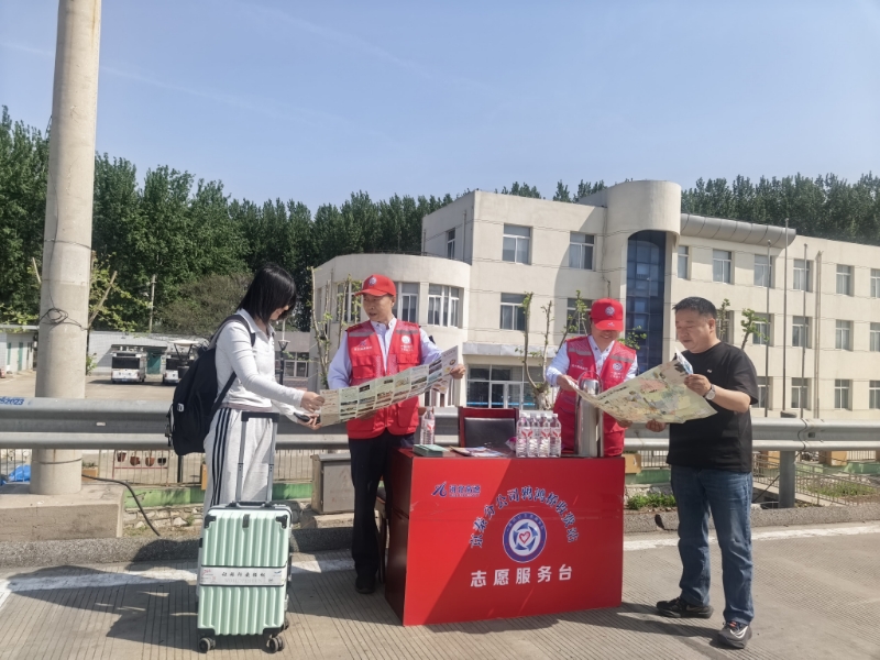志愿者提供“一对一”帮扶。河北高速集团京秦分公司供图