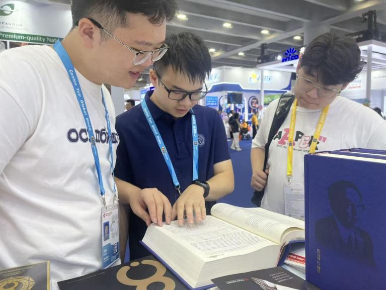 中国台湾采购商代表仔细阅读《络学集成》。周路彤摄
