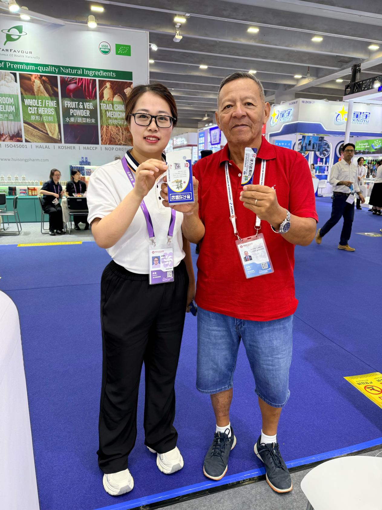 秘鲁采购商Vivas Landa Jose Mauro与以岭药业业务人员洽谈津力达颗粒合作。周路彤摄